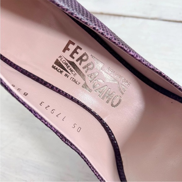 Salvatore Ferragamo Gilia Peep Toe Snake Embossed Bow Heel Size 7 Purple Gold - Picture 7 of 15
